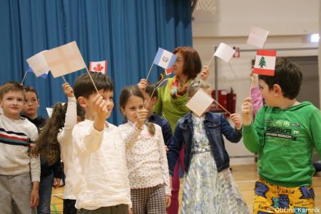 Otroci Osnovne šole Marije Vere Mi smo svet, mi smo otroci (38)